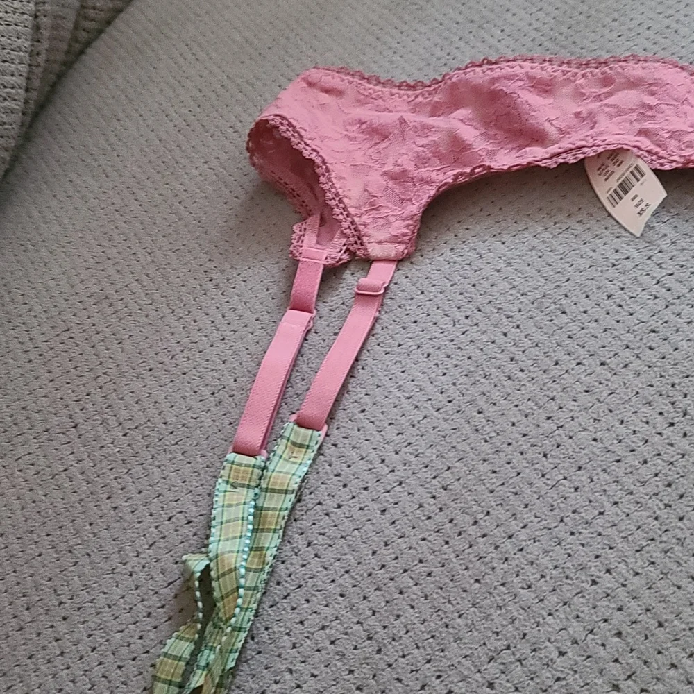 ❤️10/$10 New Victoria's secret garter belt slash through tag to prevent …